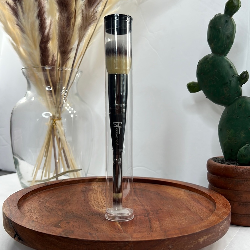 It Cosmetics foundation brush